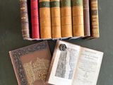 plusieurs vieux livres sont empilés sur une table
