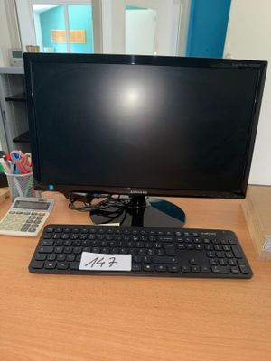 un écran d'ordinateur et un clavier sur un bureau