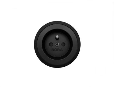 un bouton noir sur le côté d'un mur blanc