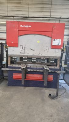 une photo d'une machine dans une usine