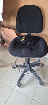 une photo d'une chaise de bureau noire dans une pièce