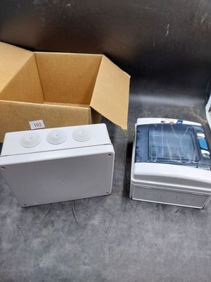 une boîte et une boîte contenant un appareil électronique
