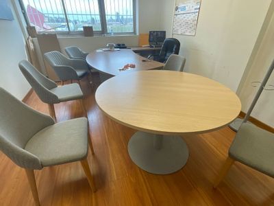 de nombreuses chaises disposées autour d'une table ronde dans une pièce