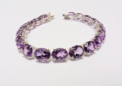 BRACELET en argent 925‰ orné de 20 améthystes.