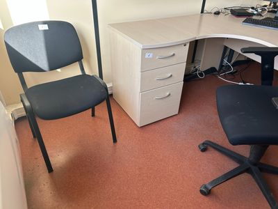 deux bureaux bois face à face avec retour et meubles à tiroi…