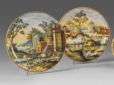 trois assiettes avec une peinture représentant un paysage et un château