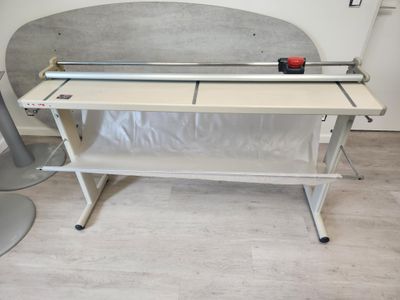 l'image d'un bureau sur lequel se trouve un ordinateur