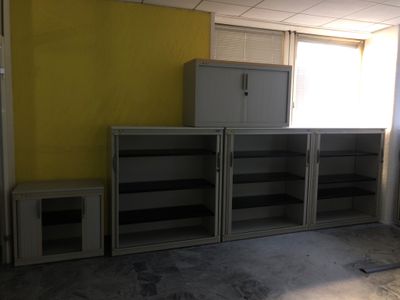 une pièce dans laquelle se trouvent de nombreuses armoires