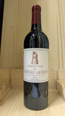 une bouteille de vin rouge posée sur une table en bois