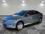 une photo d'une Ford Mondeo argentée garée dans un garage