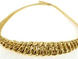gros plan d'un collier en chaîne en or sur fond blanc