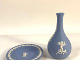 un vase bleu et un bol posés sur une table