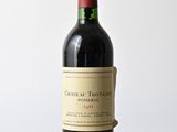 une bouteille de vin posée sur une table