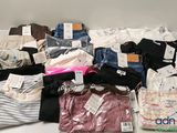 un tas de vêtements posés sur une table