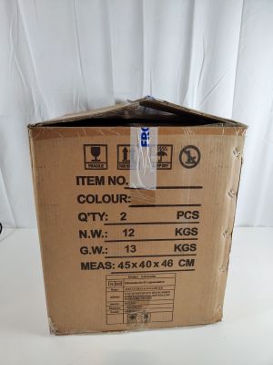 une boîte en carton sur laquelle est collée une étiquette, posée sur une table