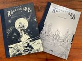 deux livres posés l'un à côté de l'autre sur une table en bois