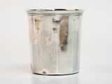 une coupe en argent posée sur une table