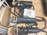 une table sur laquelle sont posés plusieurs outils