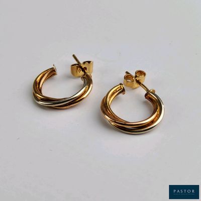 deux boucles d'oreilles en anneau dorées sur un fond blanc