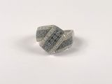 un gros plan d'une bague en argent sertie de diamants noirs et blancs