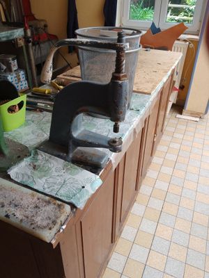 une photo d'un plan de travail de cuisine sur lequel se trouve un mixeur