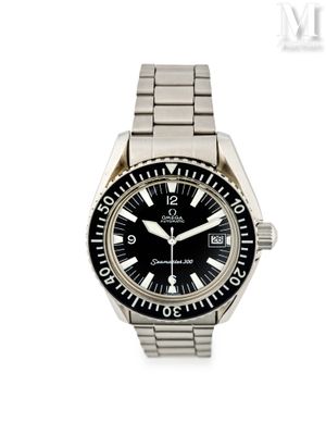 un gros plan d'une montre sur un fond blanc avec un fond blanc