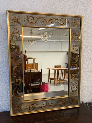 un miroir posé sur une table devant un mur