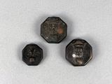 trois morceaux de métal sont représentés sur une surface blanche