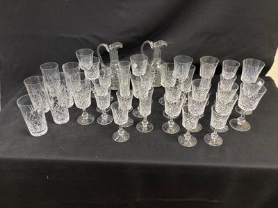 un grand nombre de verres posés sur une table