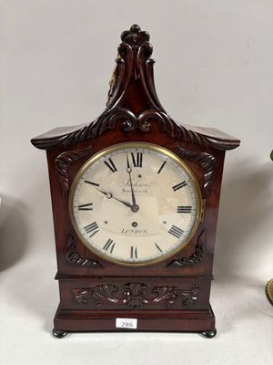 une horloge en bois avec des chiffres romains sur le cadran