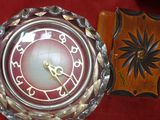 une horloge posée sur un tissu rouge