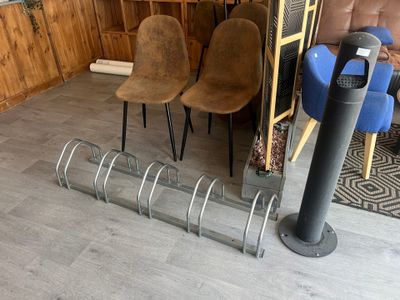 plusieurs chaises et une table dans une pièce aux murs lambrissés