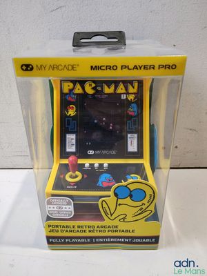 une image représentant une boîte contenant un jeu, posée sur une table