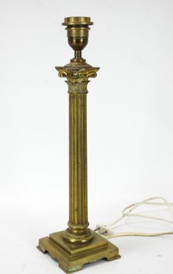 une lampe de table ancienne en laiton, munie d'un cordon blanc