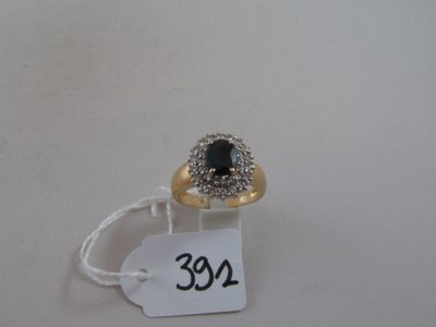 une image représentant une bague en or surmontée d'une pierre noire