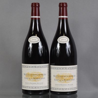 deux bouteilles de vin posées sur une table l'une à côté de l'autre