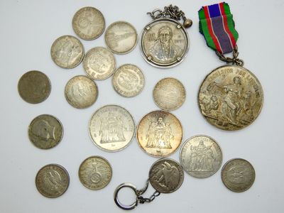 beaucoup de pièces et une médaille posées sur une table