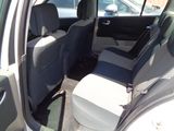 une voiture qui dispose de deux sièges à l'arrière