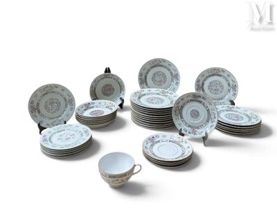 beaucoup d'assiettes et de tasses sur une table