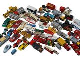 un grand nombre de petites voitures et de camions sur une surface blanche