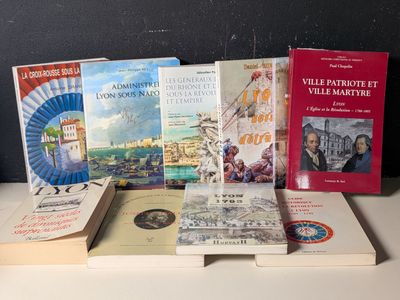 Plusieurs livres sont posés les uns à côté des autres sur une table.