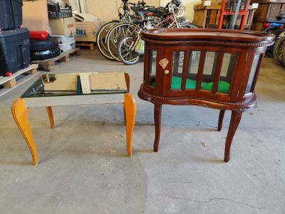 deux chaises et une table dans un garage