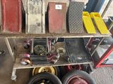 une charrette sur laquelle sont empilés un tas de vieux pneus