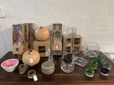 de nombreux types de vases et de bols sur la table
