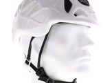 un gros plan d'un casque posé sur la tête d'un mannequin