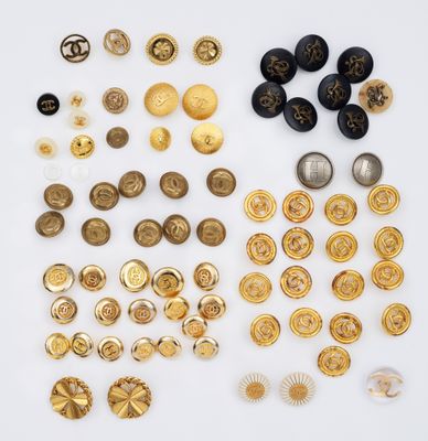 une collection de boutons dorés et noirs