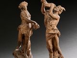 deux statues représentant un homme et une femme se tiennent côte à côte