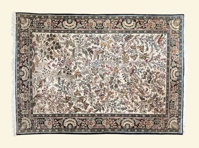 un tapis persan antique avec un motif floral sur fond blanc