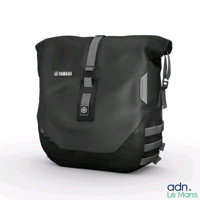 un sac noir posé sur une surface blanche