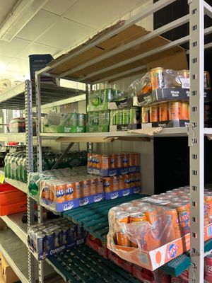 de nombreuses étagères remplies de sodas et d'autres boissons dans le magasin